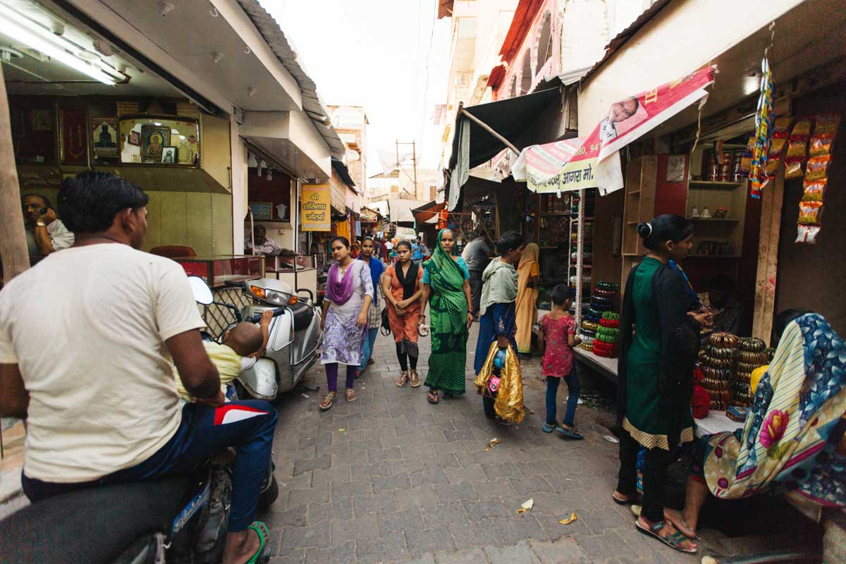 @mai.rawr crowded street in india - Singaporean Deaf Traveller