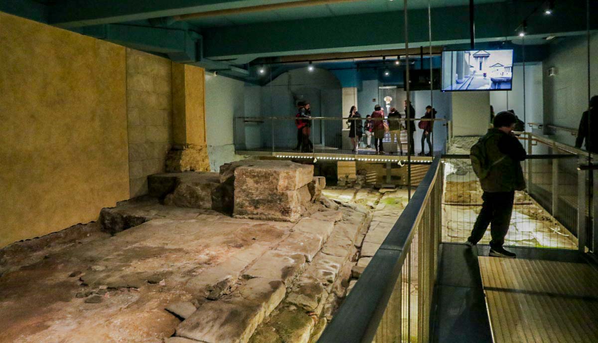 Underground Exhibition of The Roman Baths in Bath - UK Budget Guide in Edinburgh, Wales and London
