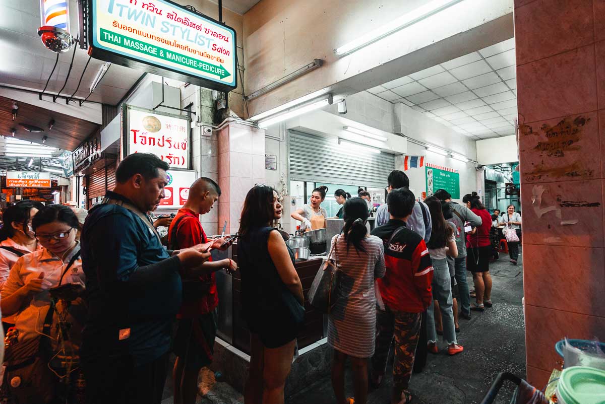 Long Queue for Joke Prince Porridge - Bangkok Itinerary