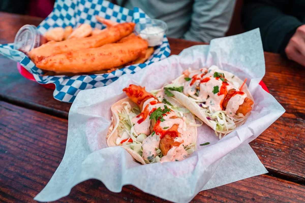 Manger des tacos de poisson au Codmother - Itinéraire du Road Trip de SF à LA