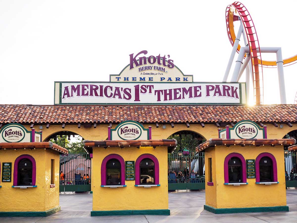 Entrance to Knott's Berry Farm - Los Angeles Theme Parks