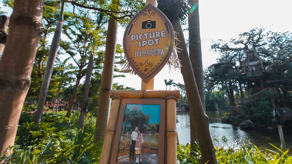 Photo Point - Hong Kong Disneyland Guide