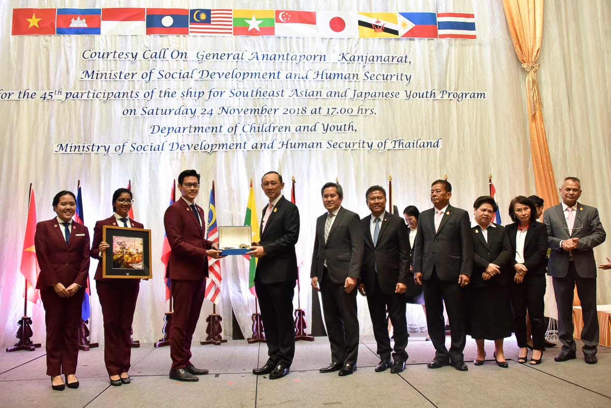 Gift Exchange with Thai Minister of Social Development and Human Security - SSEAYP Youth Exchange