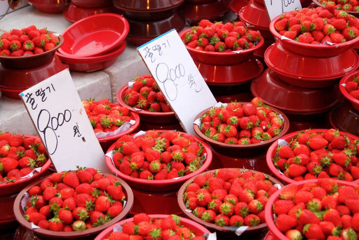 Korean Strawberries in market - Sakura Guide