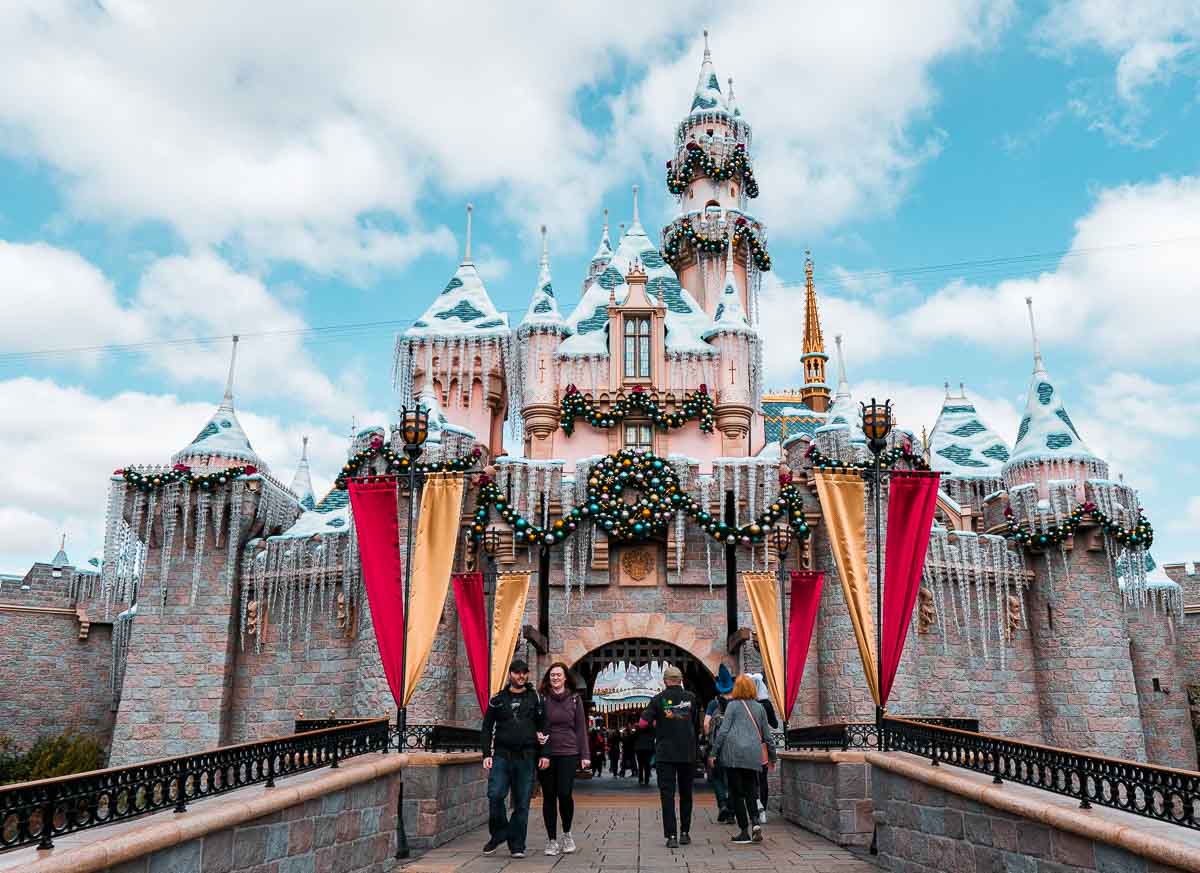 Snow White Castle - Disneyland California Guide-29