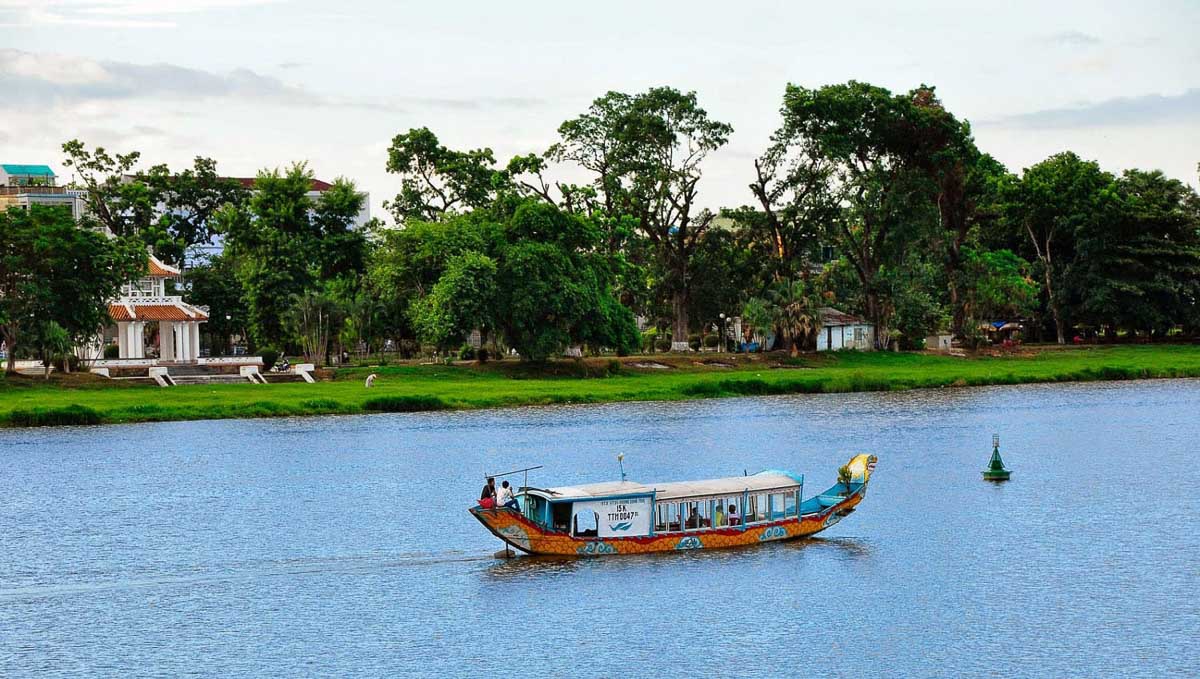 Dragon Boat Ride on Perfume River Hue - Vietnam Itinerary