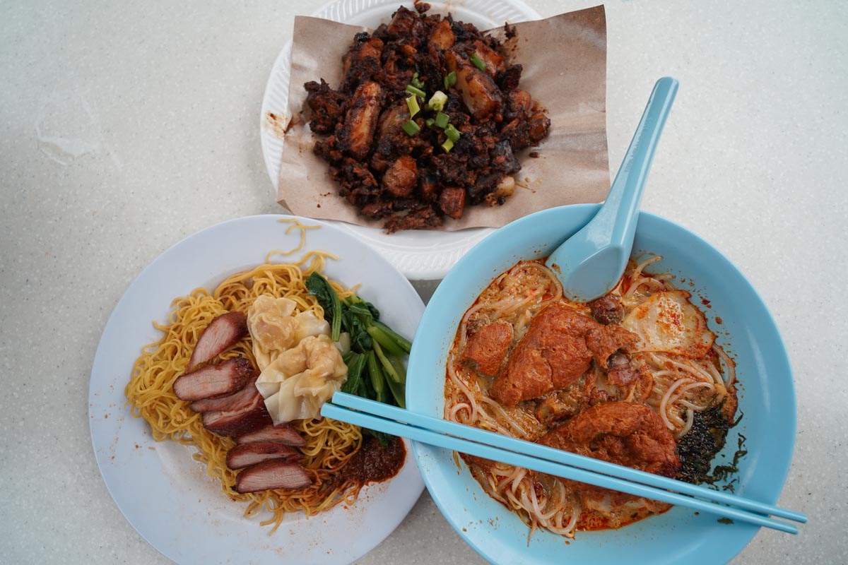 Food at Singapore hawker centre Wanton noodles, laksa, caitaukueh - Reasons to love and hate Singapore 新加坡