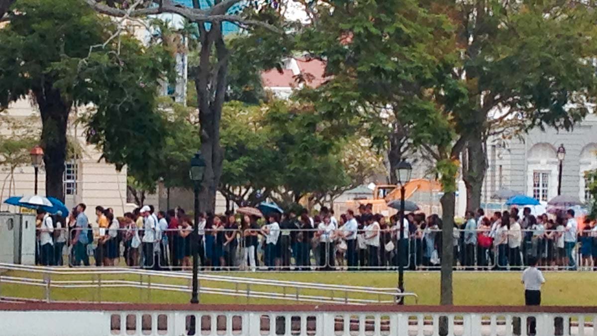 Singaporeans queuing to LKY wake - Reasons to love and hate Singapore 新加坡