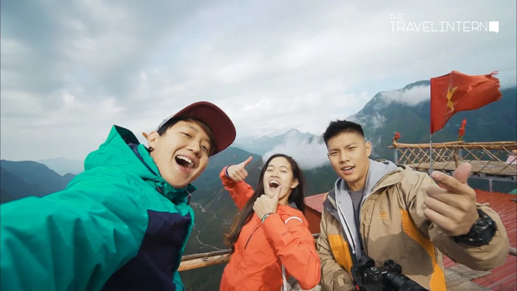 3 friends smiling in front of a mountain - Fansipan itinerary