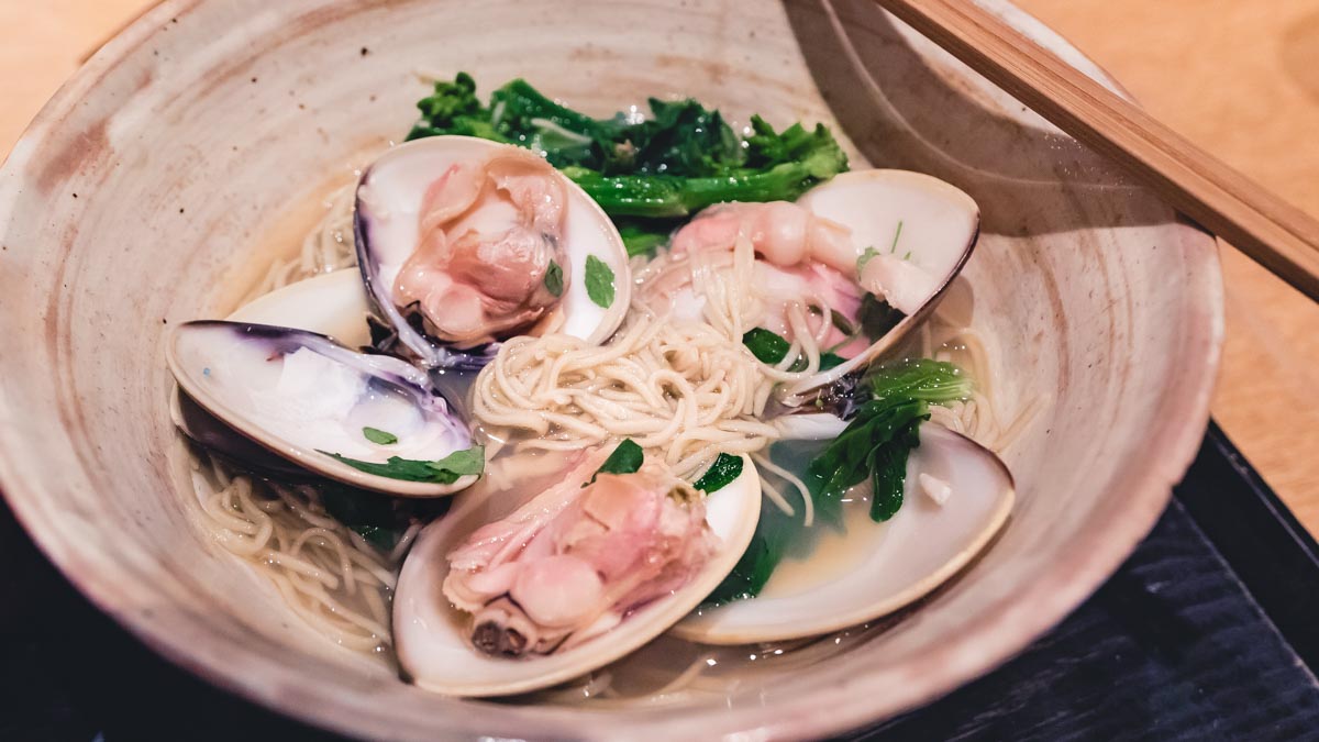 Hot soba with clams Tsukiji Bunkaji - Things to eat in Tokyo