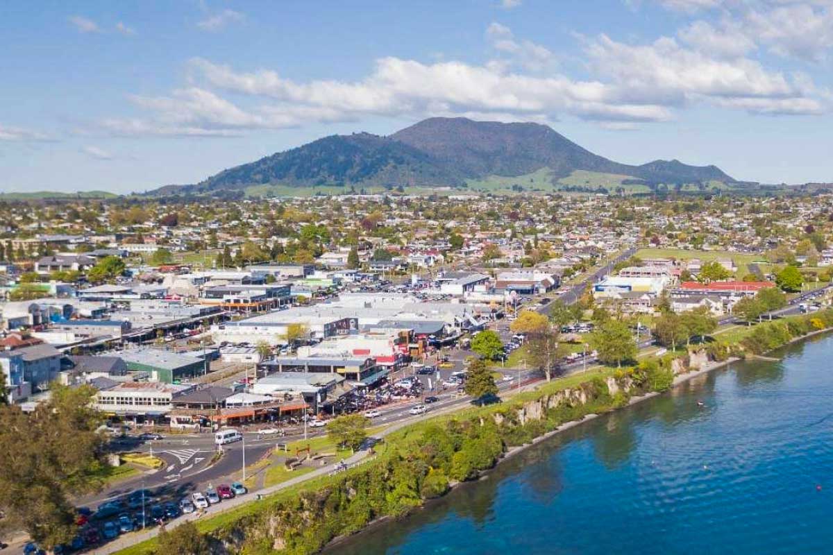 Letecký snímek města Taupo - Nový Zéland itinerář Severní ostrov