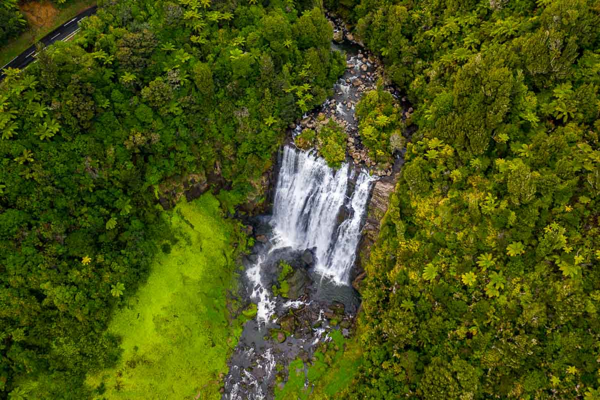 Letecký pohled na vodopády Maorpoka v Waitomo-Nový Zéland itinerář Severní ostrov