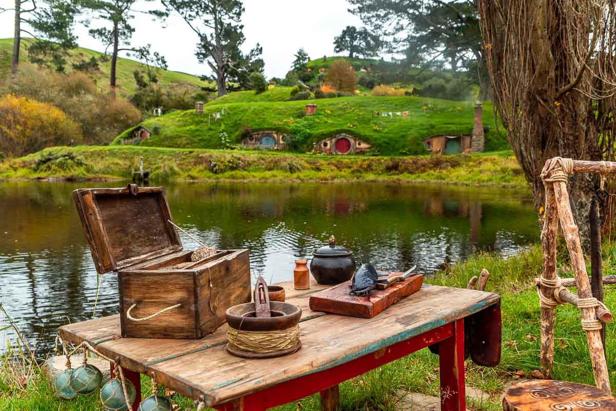 Set di pesca di fronte al Shire Hobbiton Movie Set Tour - Itinerario neozelandese Isola del Nord