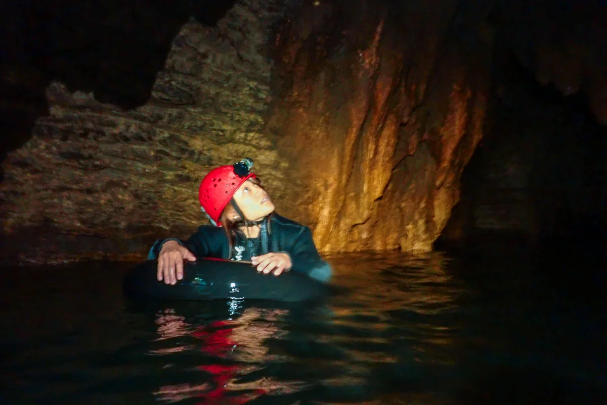 ルアクリ洞窟を浮遊する黒い迷路ツアー-ニュージーランド旅程北島
