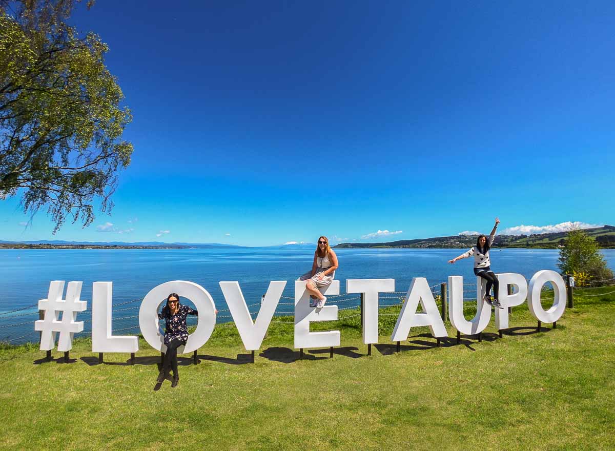 #LoveTaupo Sign at Taupo Town Lake-New Zealand Itinerario North Island