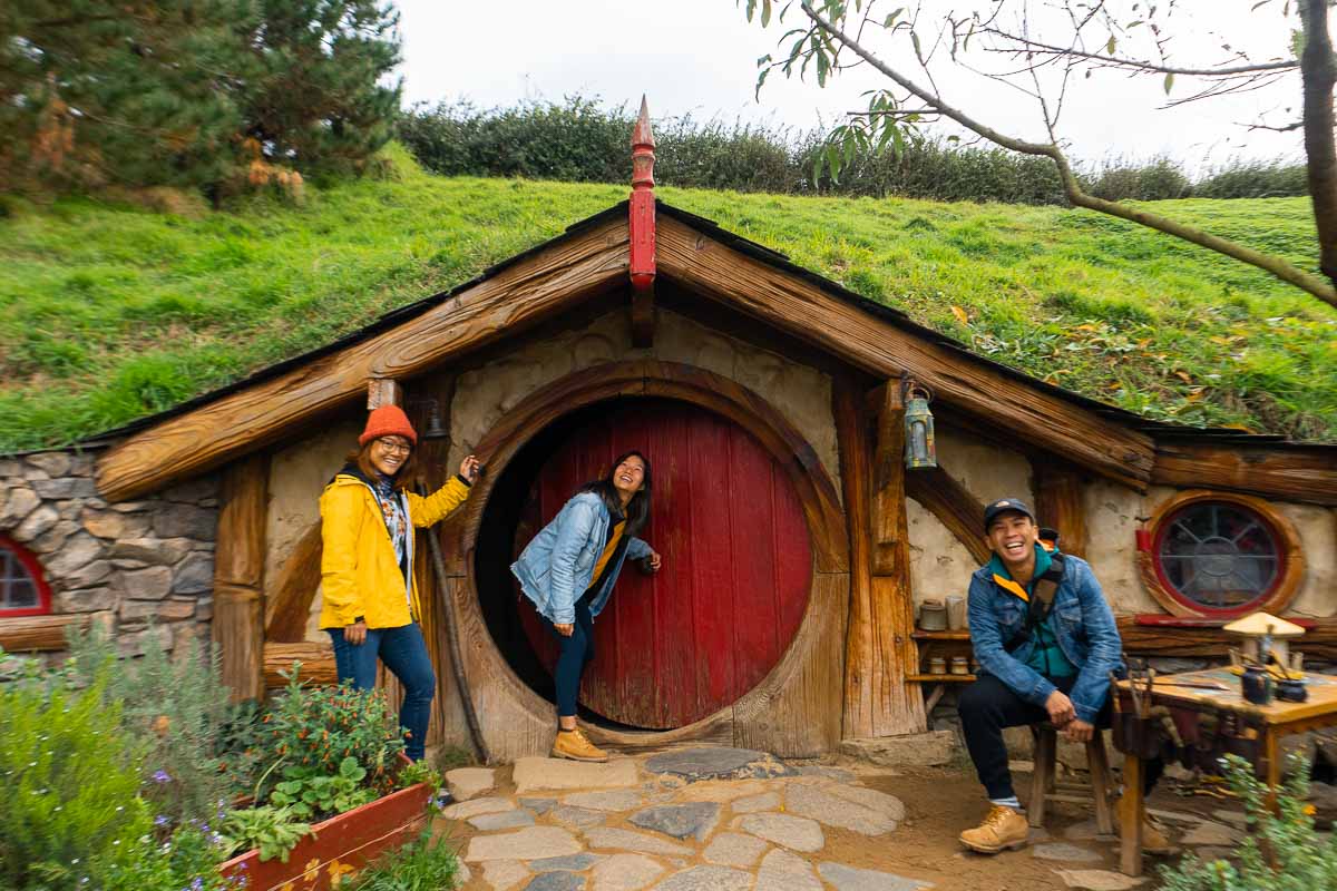 poseren buiten ons Hobbit huis in de Shire-Nieuw-Zeeland route Noordereiland