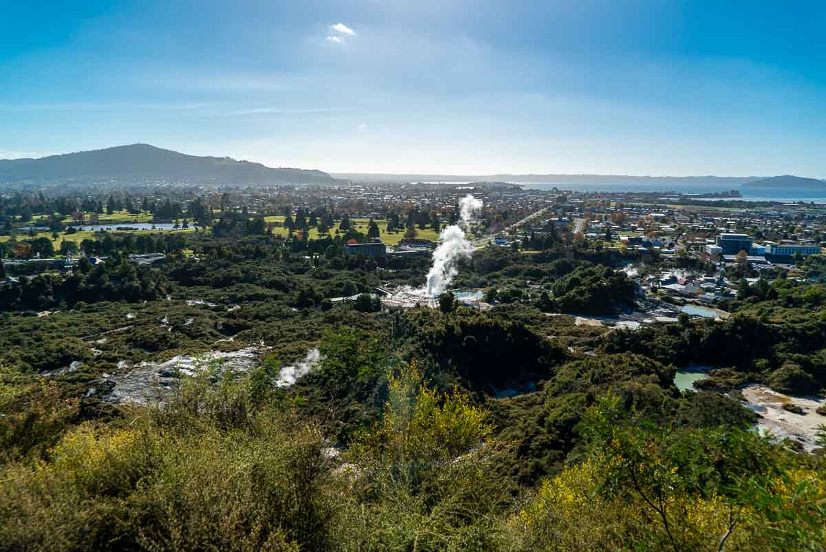 Město Rotorua z Lower Whaka Lookout - Nový Zéland itinerář Severní ostrov