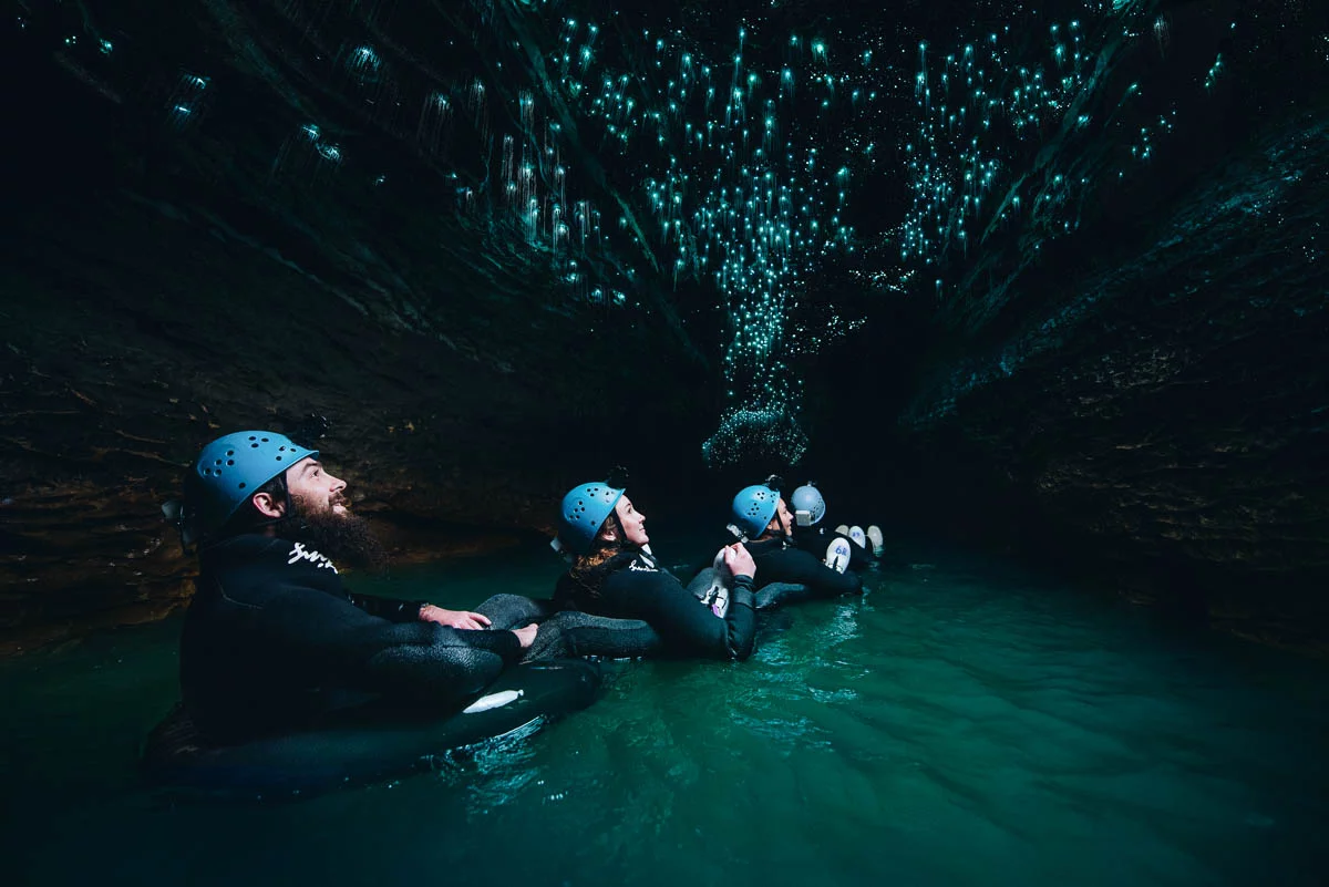 Tubing gjennom Waitomo Glowworm Caves - New Zealand Reiserute North Island