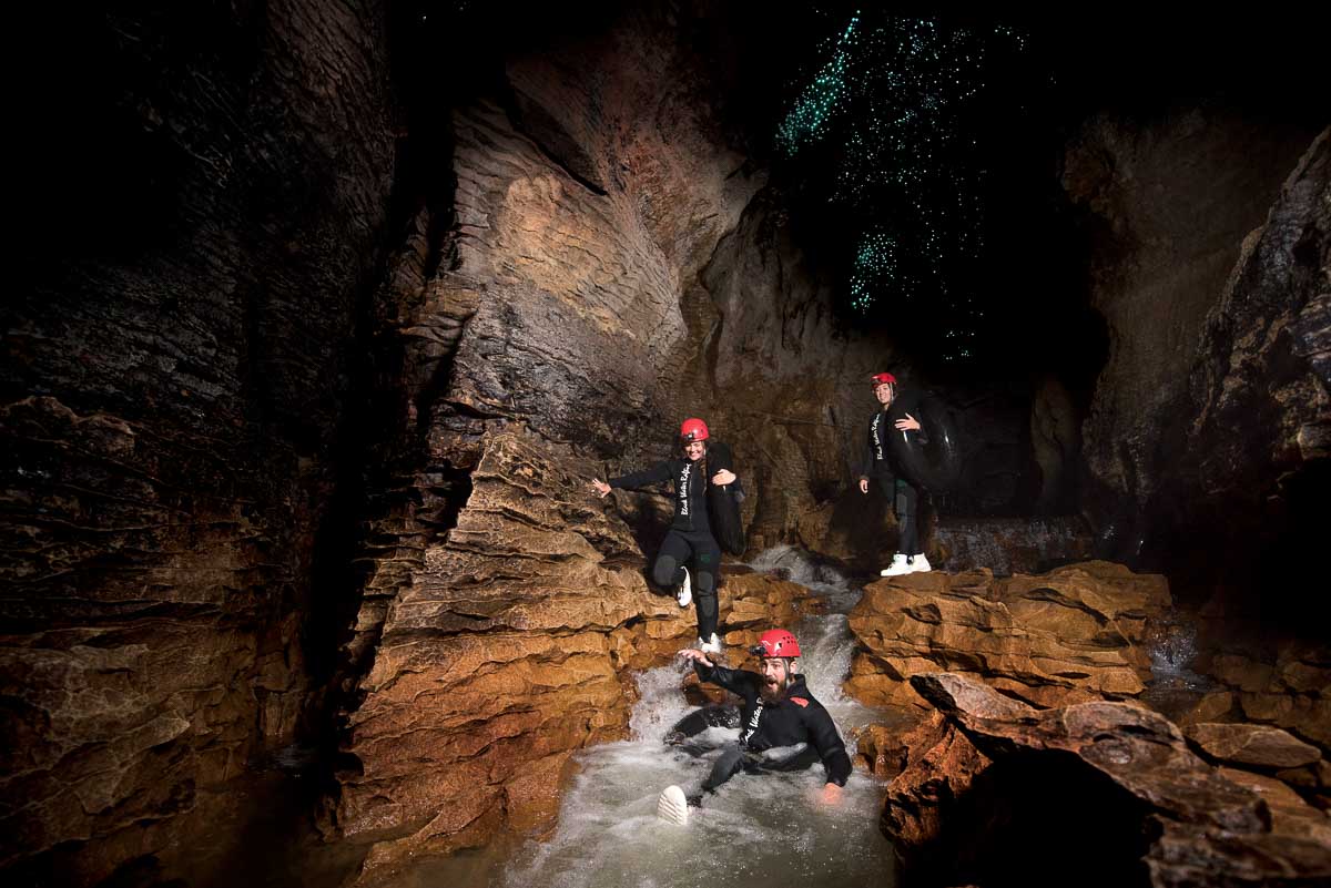 Vodopád skákání v Ruakuri Caves - Nový Zéland itinerář Severní ostrov