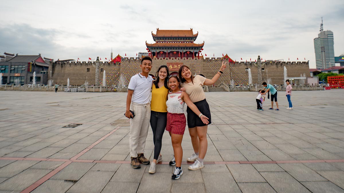 Changsha Biggest Restaurant in the World Group Photo - Central China Itinerary