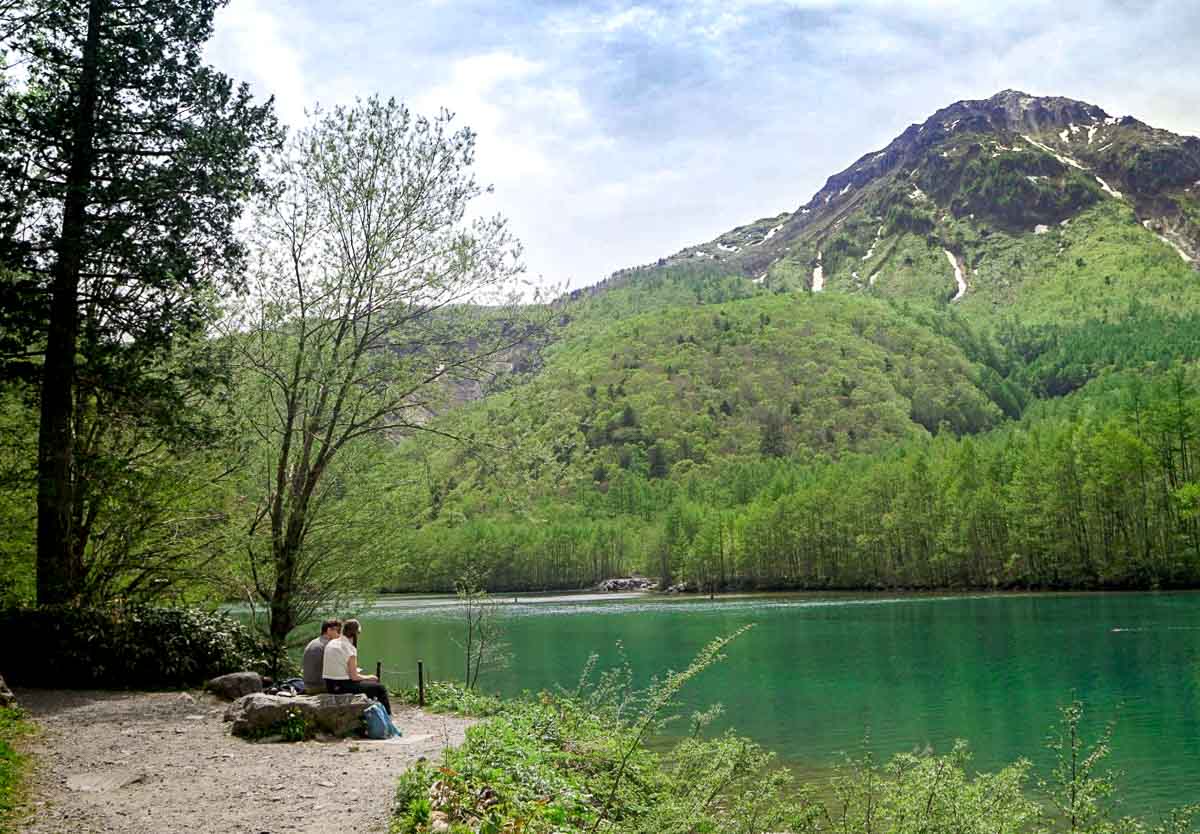 Couple Admiring the Lake in Kamikochi - Nagano Itinerary Kamikochi Norikura Matsumoto