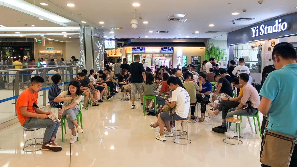 Queue outside Dafeichu ID Mall - Things to do in Wuhan - Central China Itinerary