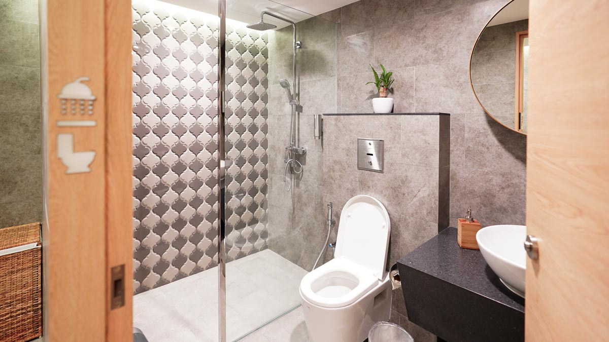 Shower room of Marhaba lounge changi airport - Marhaba Lounge review