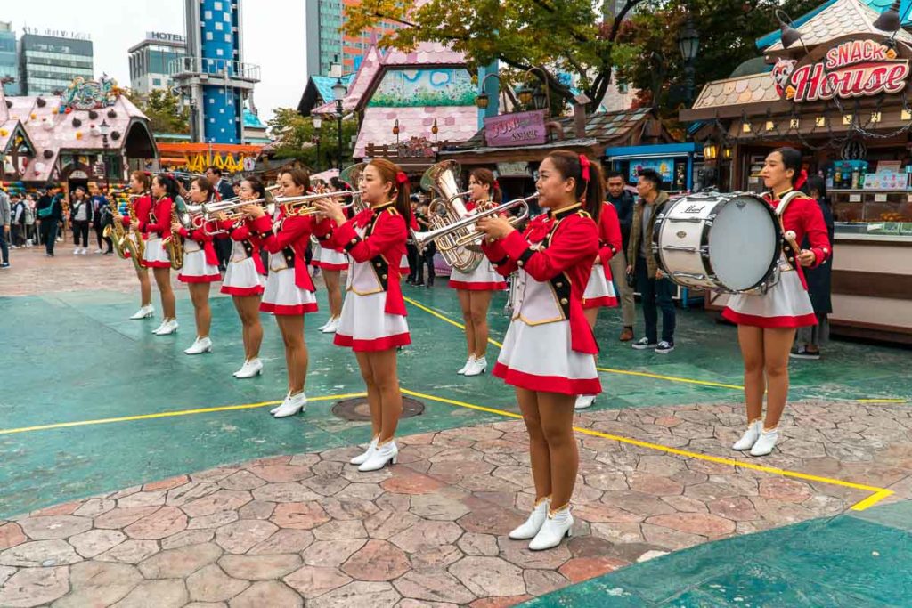 Outdoor Parade - Lotte World Guide