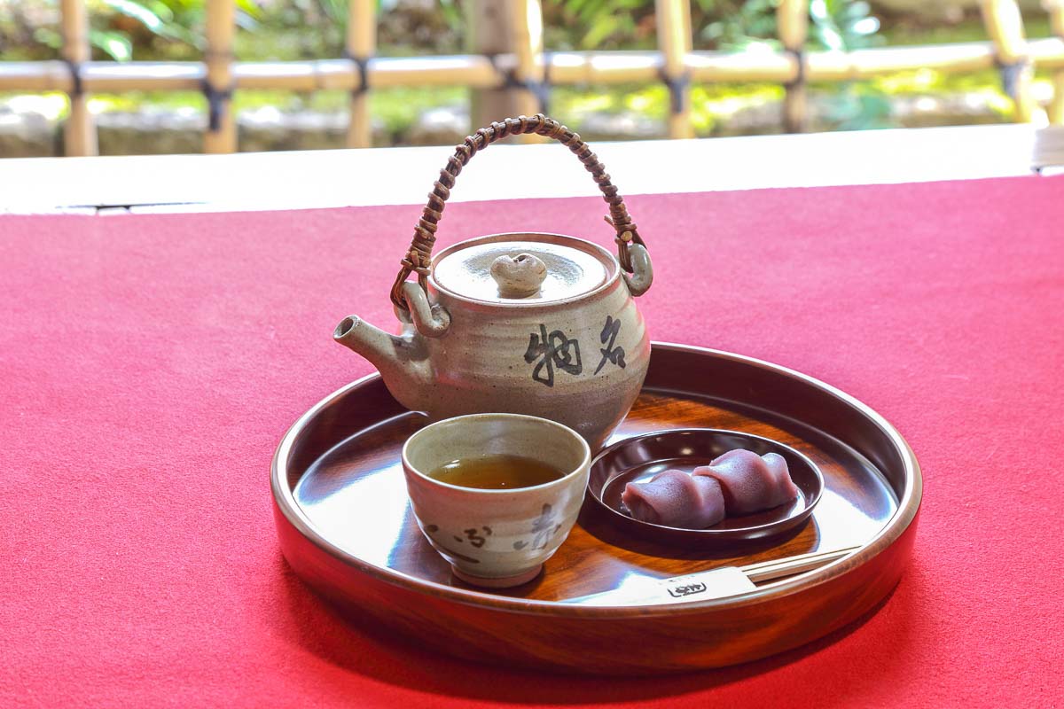 Tea and Akafuku Mochi