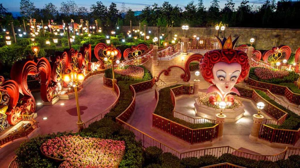 Alice in Wonderland Maze - Shanghai Disneyland Guide