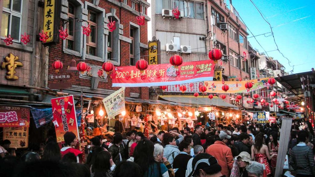 Crowd at Dihua Street during chinese new year - Taiwan Cherry Blossom guide