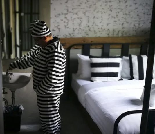 Where to Stay in Bangkok for First-Time Solo Travellers — 13 Quirky Hostels Under S$37/night Featured Image - Where to Stay in Bangkok