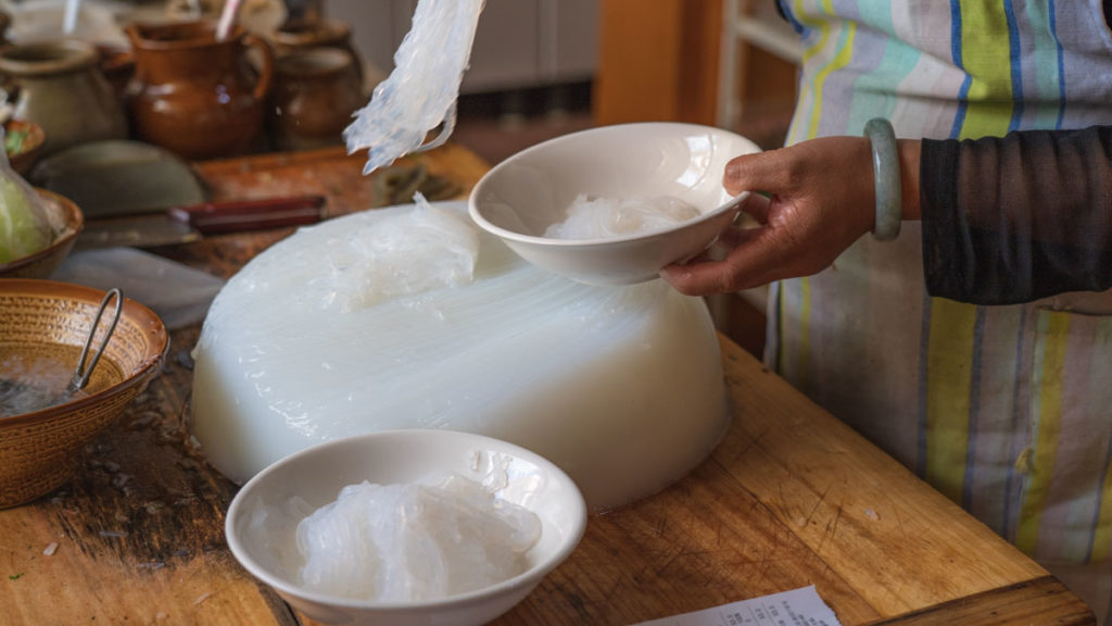 Liangfen Jelly Noodles Preparation - Yunnan Food Guide