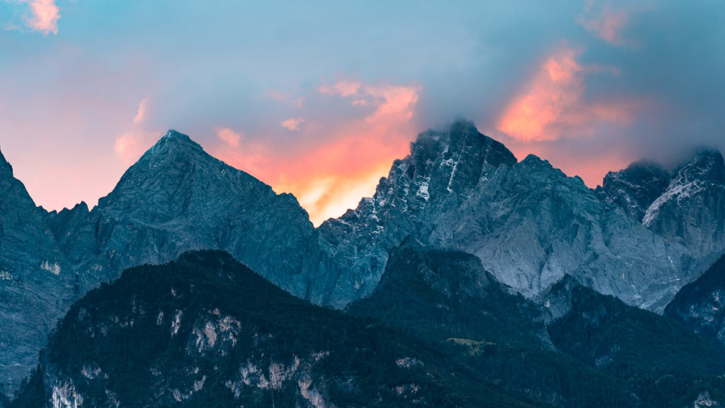 Mountains at Tiger leaping gorge 