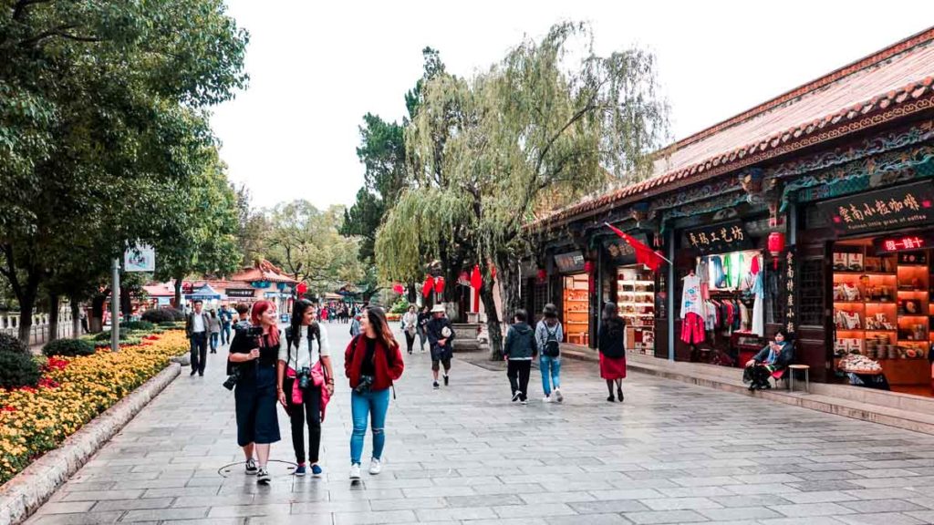 Streets of cuihu green lake park - China Things to do in Kunming city