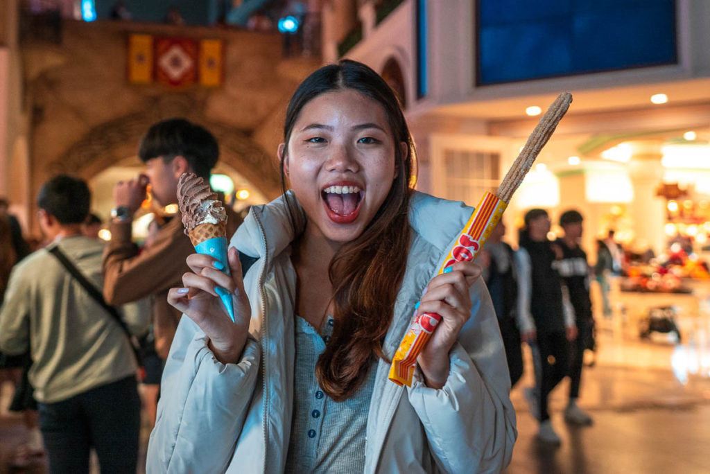 Theme Park Churros and Ice Cream - Lotte World Guide