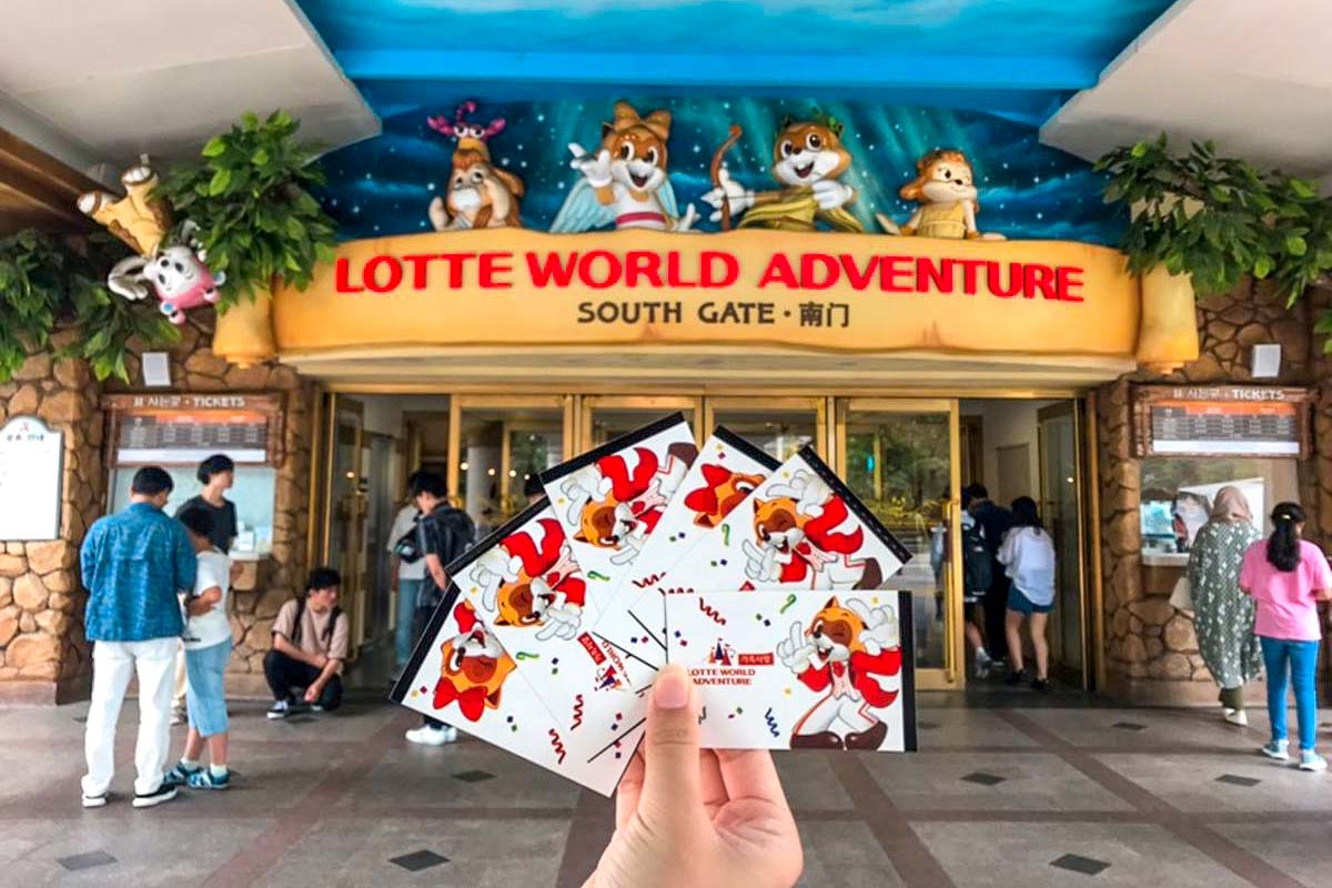 Tickets outside Lotte World South Gate - Lotte World Guide