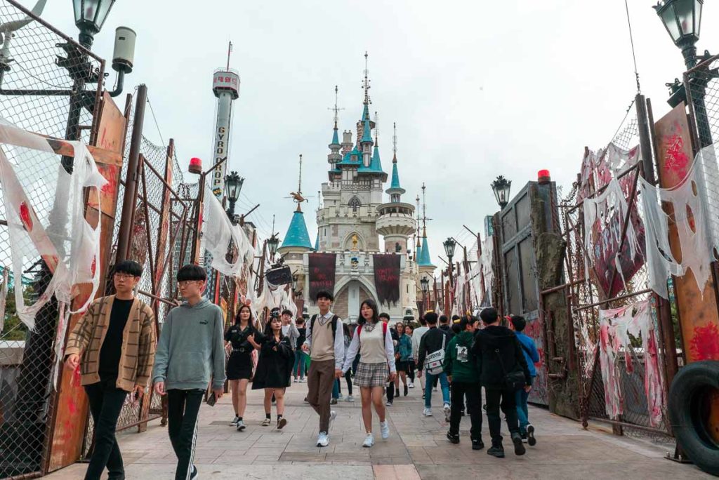 Walking towards Lotte World Castle