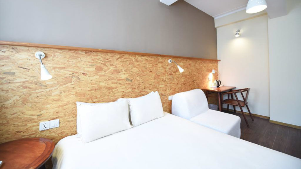 Mingtown Nanjing Road Youth Hostel Double Room - Affordable Hostels in Shanghai
