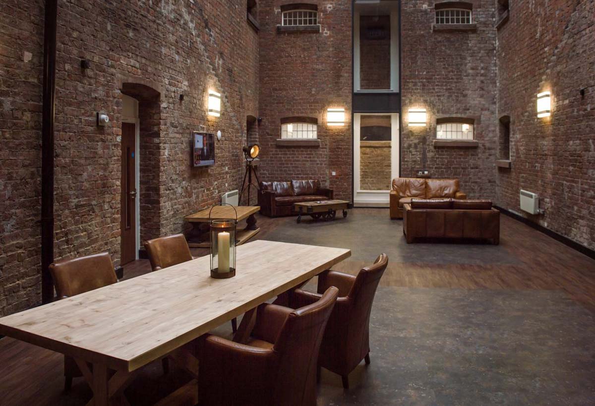 Caro Short Stay Main Bridewell Lounge - Jail-themed Hostels and Hotels Around the World