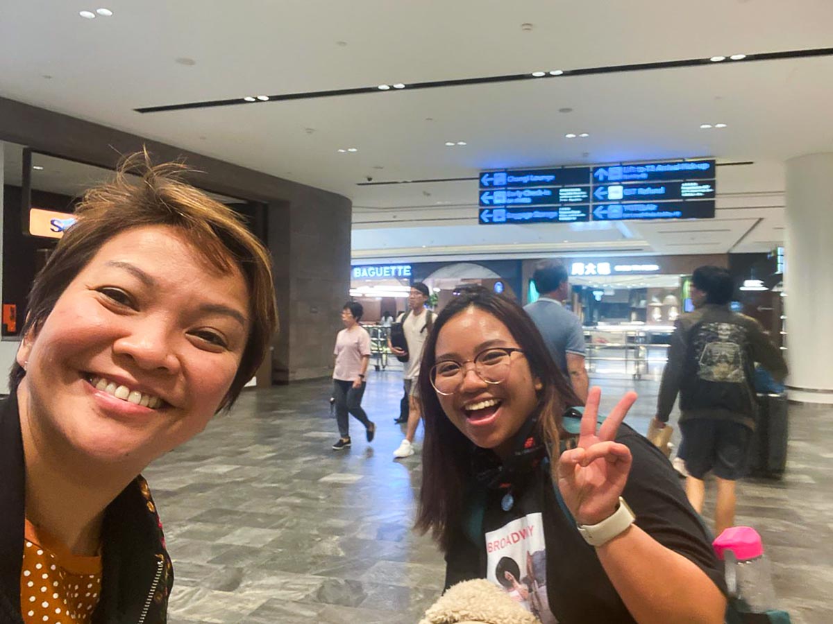Chloe and her mum in Singapore airport - Singaporean Students come home due to COVID-19