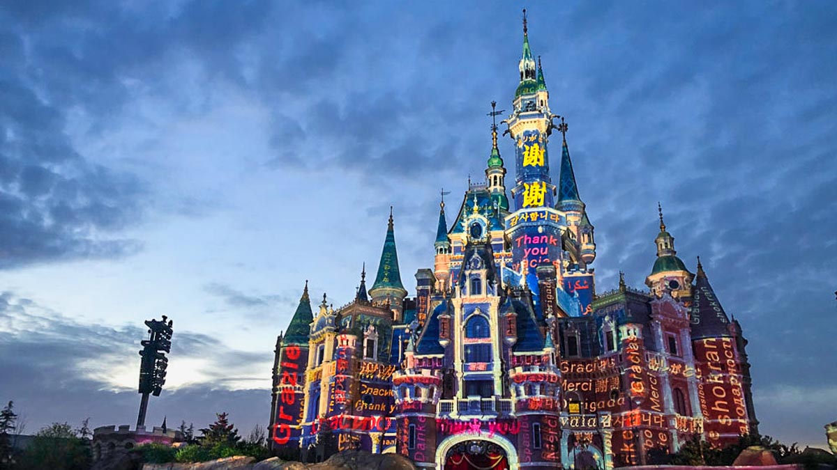 #DisneyMagicMoments Shanghai Castle Light Up Thanks in Multiple Languages - Thank COVID-19 Healthcare Workers