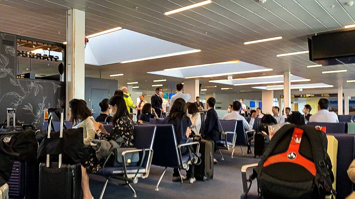 Flight crew in Copenhagen Airport back to Singapore - Singaporean Students come home due to COVID-19