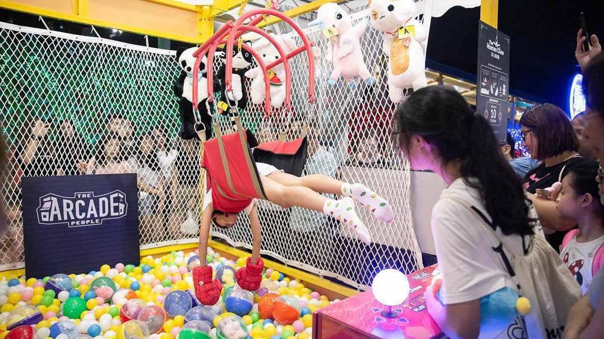 Human claw Machine at Shilin Ye Shi Singapore