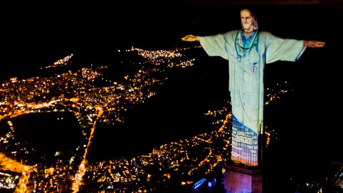 Rio Christ the Redeemer Statue Lit as Doctor to Honour COVID-19 Healthcare and Frontline Workers