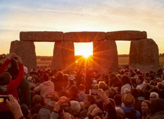 The Stonehenge Will Stream Its Famous Summer Solstice Celebration Live on 21 June 2020 Featured - Stonehenge Summer Solstice