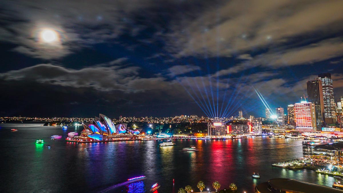 Vivid Sydney Nightlife - Live from Aus