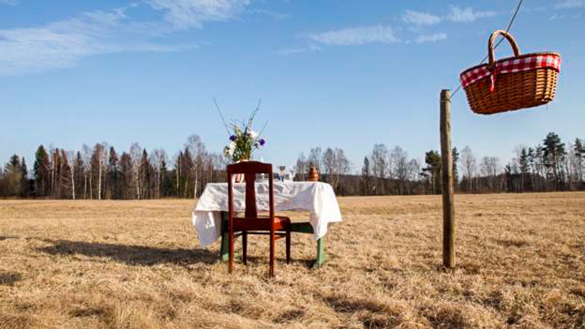 Bord för En Swedish Single Diner Restaurant - Solitary Dining during COVID-19
