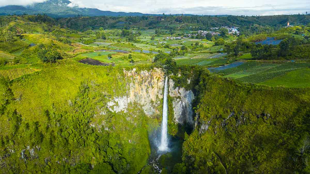 Indonesia Sipiso Piso Waterfall - Hikes around the world