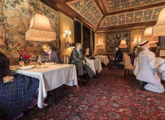 How Social Distancing Looks Like Around the World — From Genius to Downright Hilarious The Inn at Little Washington USA Mannequins - COVID-19 Social Distancing